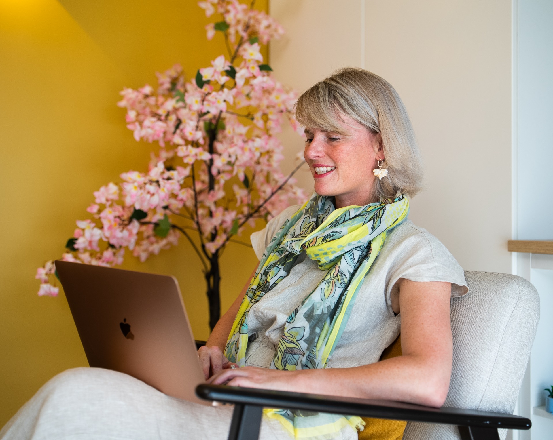 Virginie werkt online vanuit haar praktijk